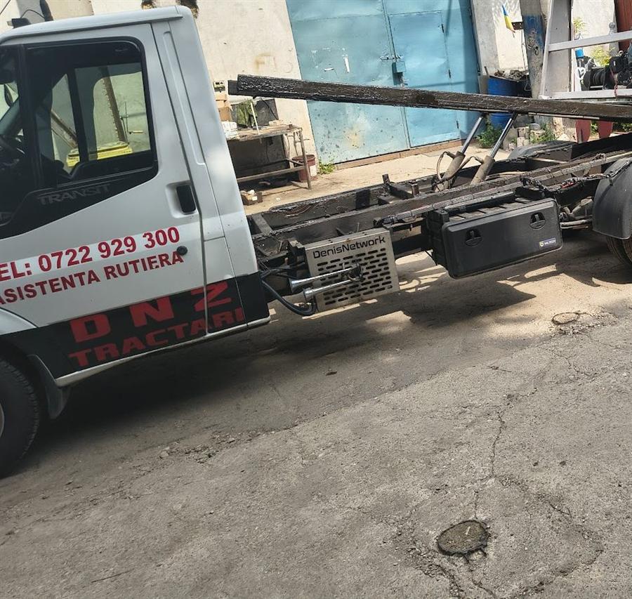 Platforma înclinată, pregătită să coboare la nivelul solului.